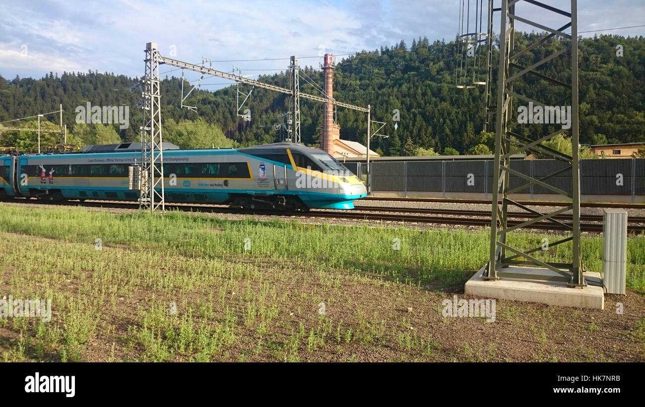 Treno ad alta velocità SuperCity Pendolino sulla principale linea ferroviaria da Praga a Brno passando Usti nad Orlici stazione. Foto Stock