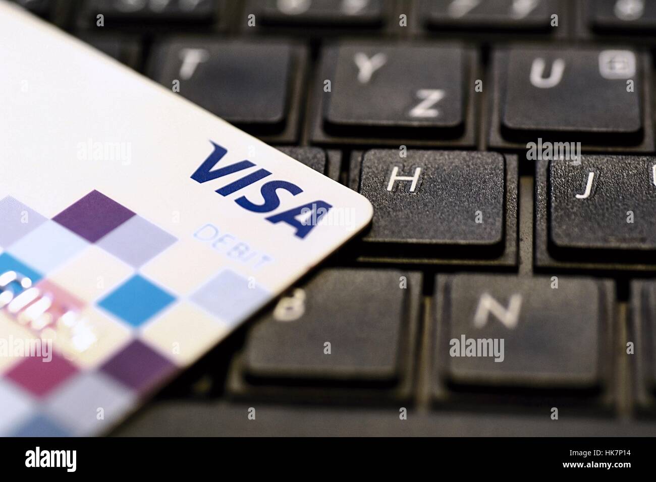 Pagamento Visa Debit Card mettere sulla tastiera nera. Foto Stock