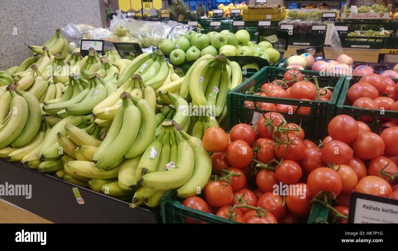 Frutta e verdura, ripiani in un negozio di alimentari. Foto Stock Frutta e verdura, ripiani in un negozio di alimentari. Foto Stock