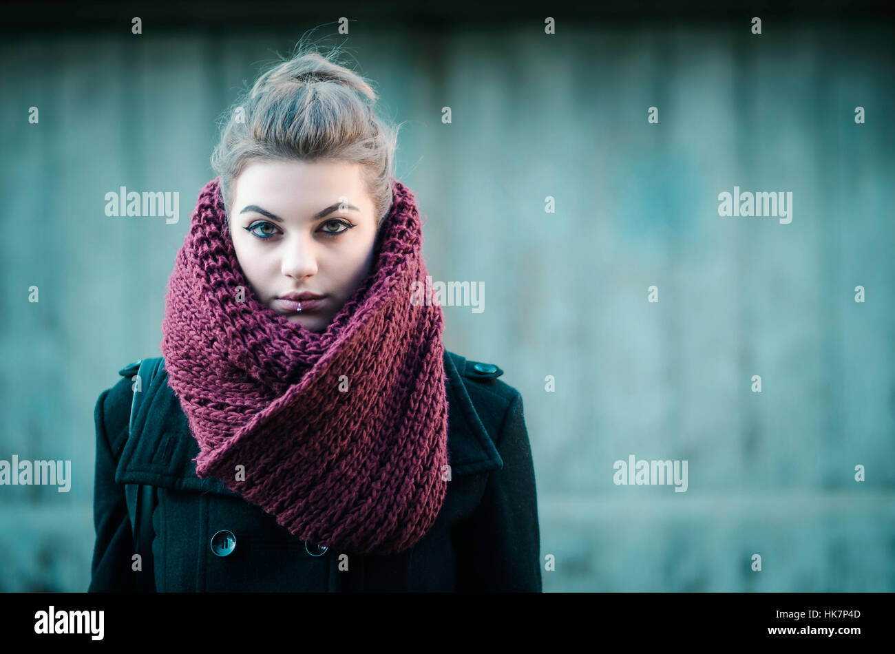 Giovani hipster capelli grigi ragazza con grandi borgogna sciarpa guardando la telecamera Foto Stock