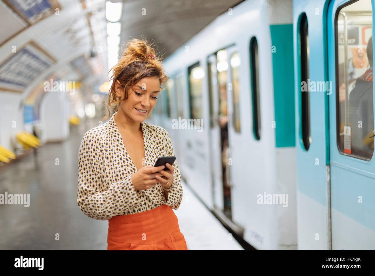 Parigi, donna parigina in una stazione della metropolitana Foto Stock