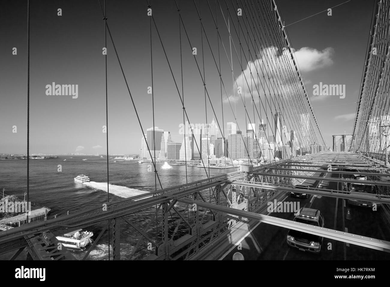 Ponte di Brooklyn con passaggio di vetture e vista orizzonte di New York City Foto Stock