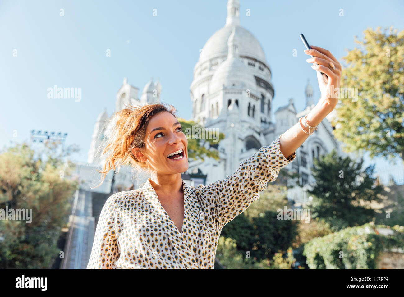 Parigi, Donna visitando e facendo un selfie a Montmartre Foto Stock