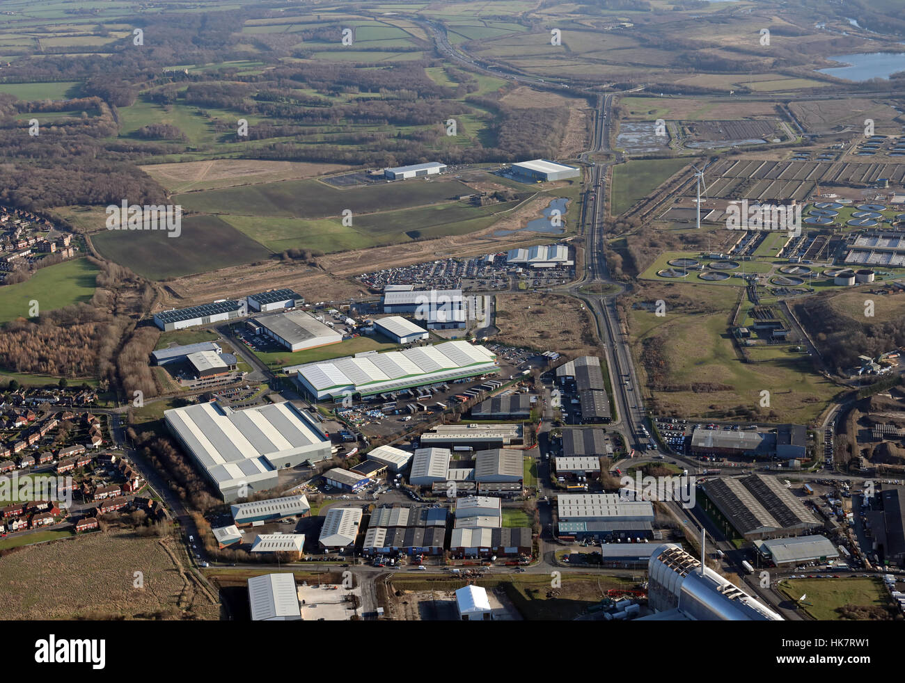 Vista aerea guardando ad est verso il basso Pontefract Lane verso Junction 45 della M1, Croce Verde, est Leeds, Regno Unito Foto Stock