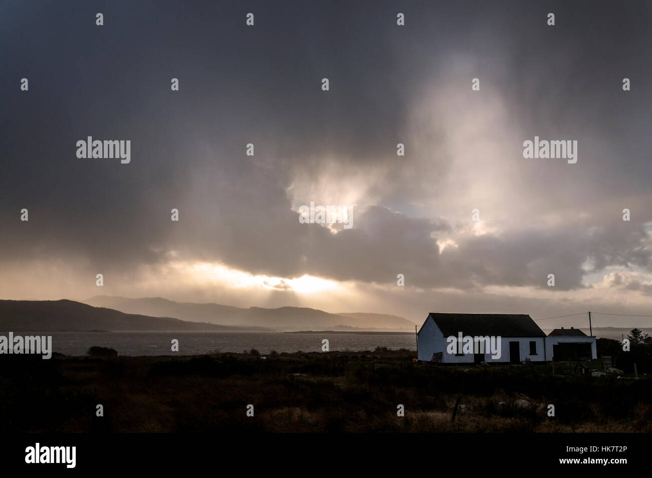 Nuvole temporalesche su Dungloe Bay, County Donegal, Irlanda Foto Stock