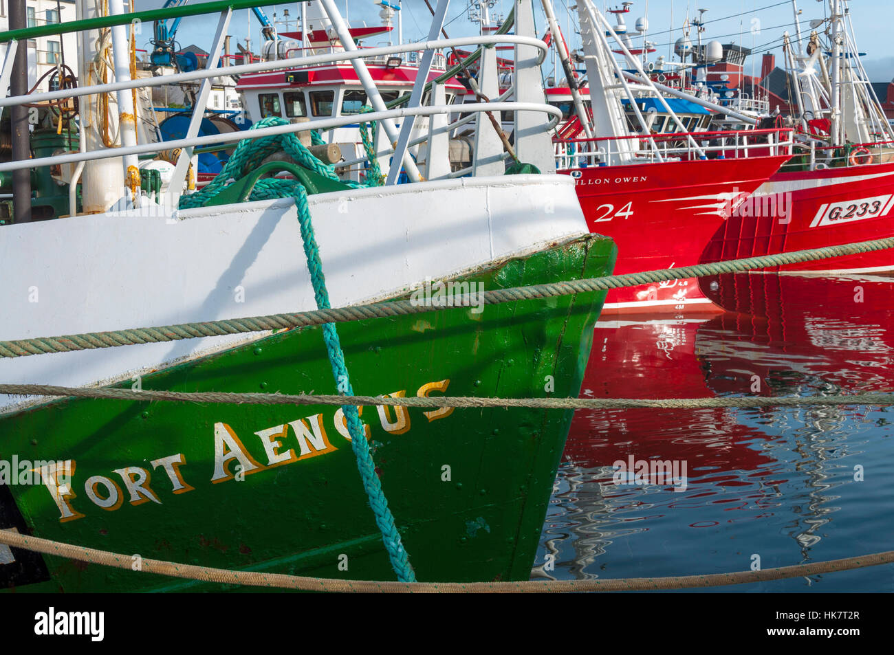 Attività di pesca i pescherecci con reti da traino e le barche nel porto di Killybegs, County Donegal, Irlanda Foto Stock