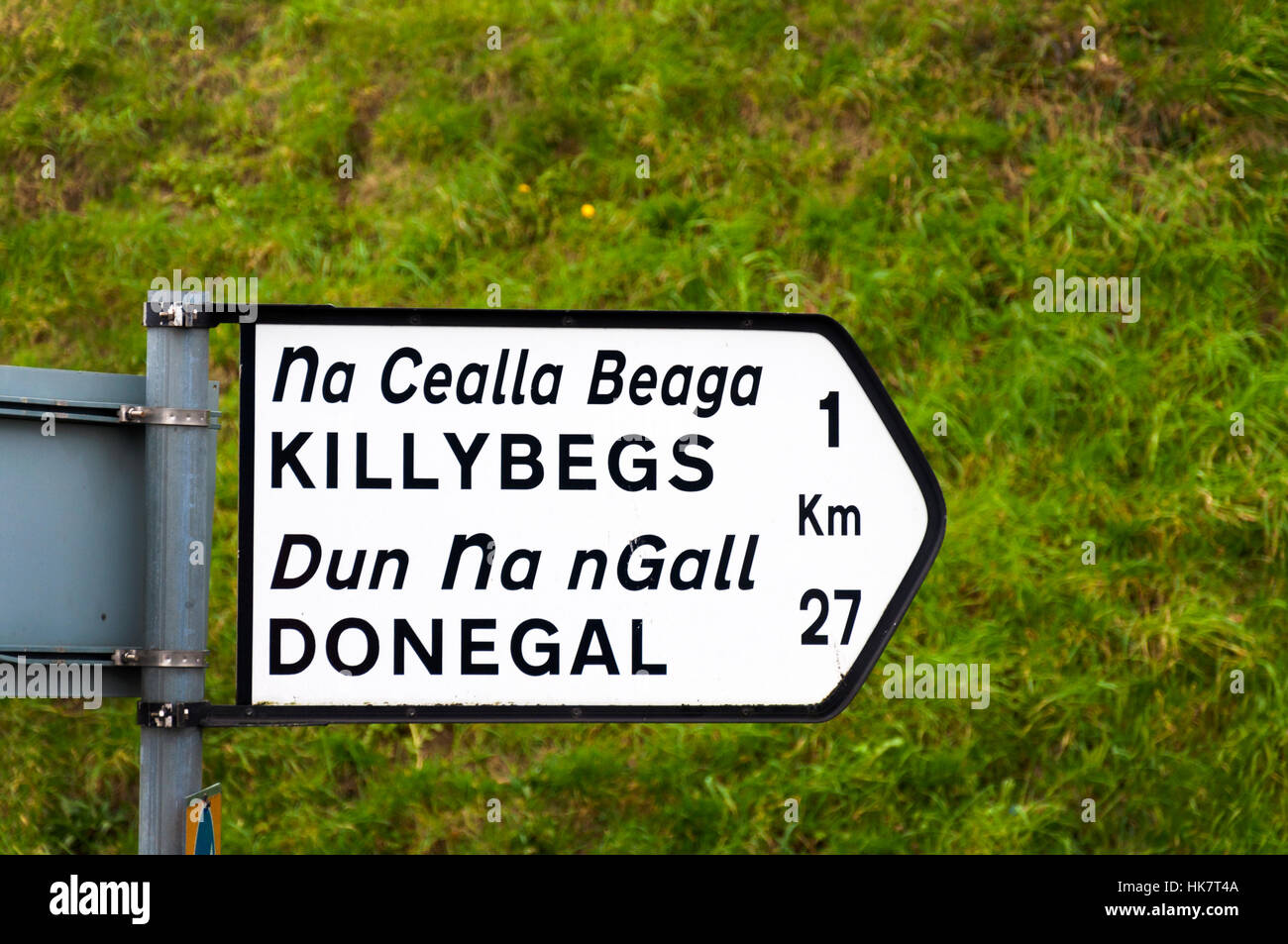 Segno segnaletica in inglese e in gaelico irlandese Killybegs e Donegal Town Foto Stock