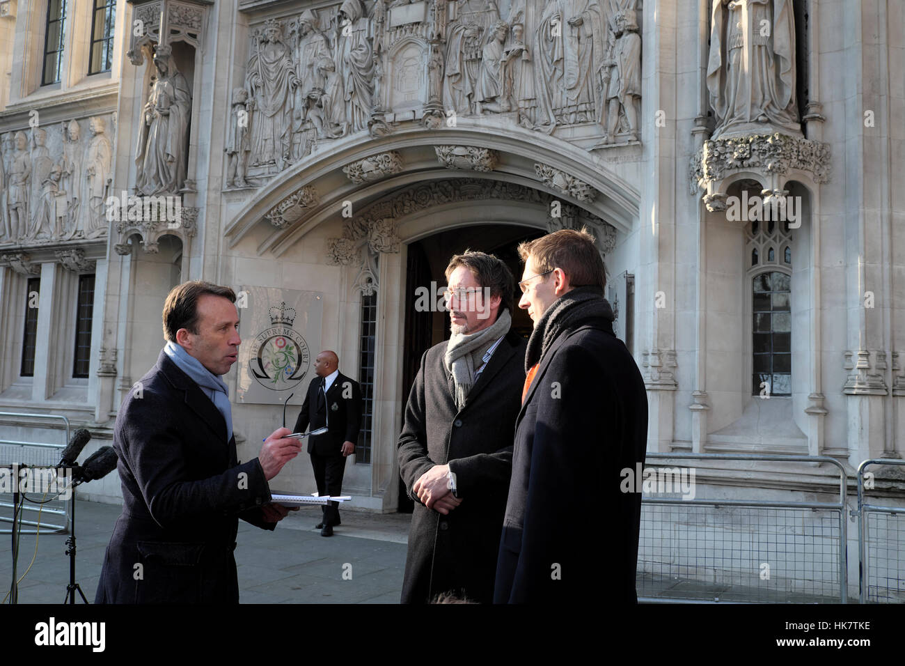 BBC News giornalista Ben Brown intervistando gli uomini al di fuori della Corte suprema dopo l'articolo 50 statuisce a favore del Parlamento, Londra UK KATHY DEWITT Foto Stock