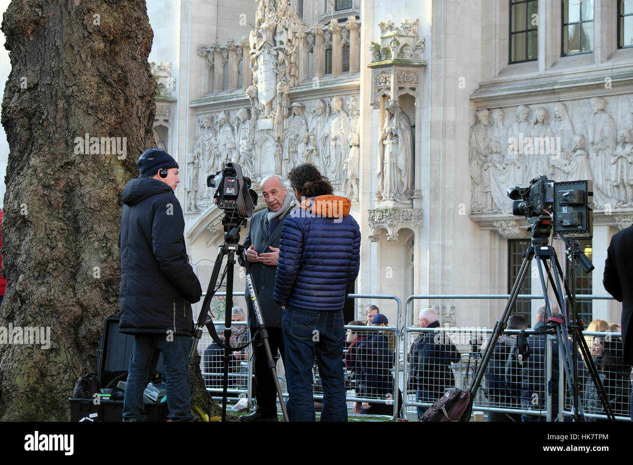 News troupe al di fuori della Corte suprema dopo la sentenza in favore di consenso parlamentare per innescare Brexit Articolo 50 London UK 24.1.17 KATHY DEWITT Foto Stock