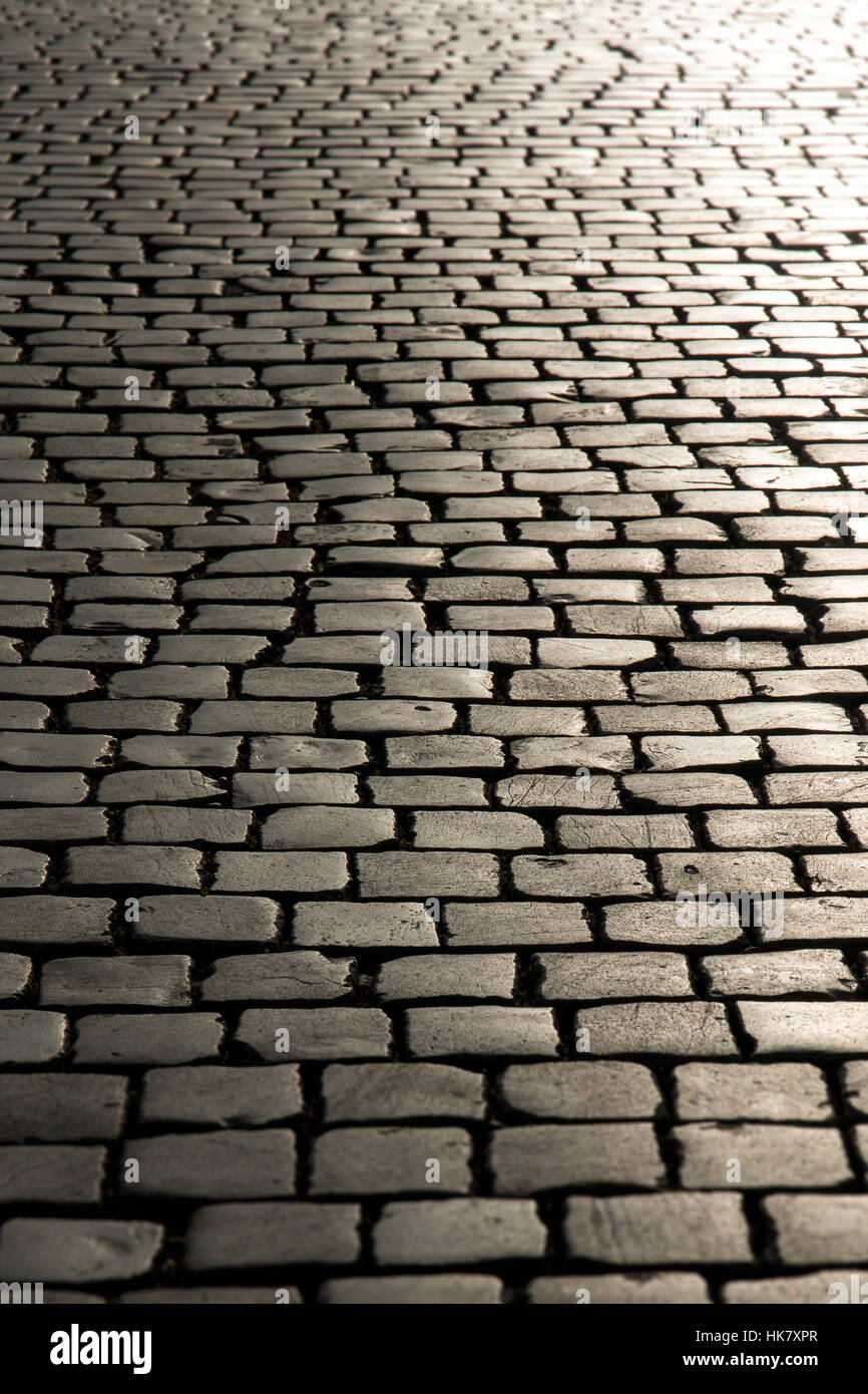 Infinite vecchie strade di coblled street in Italia Europa nel sole di sera Foto Stock