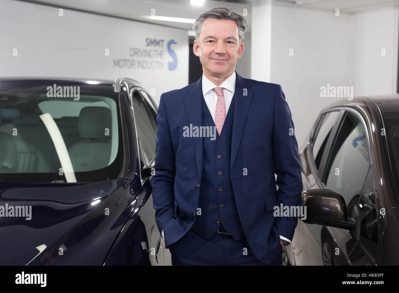 Solo uso editoriale Mike Hawes, amministratore delegato della società di costruttori di automobili e di commercianti, annuncia il 2016 UK del settore automobilistico in materia di produzione e di esportazione di figure, al SMMT HQ a Londra. Foto Stock