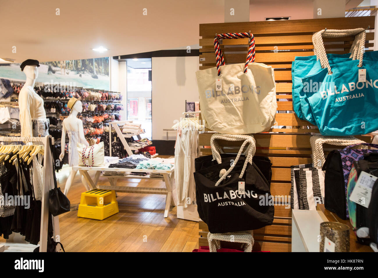 Billabong realizzate sacche da spiaggia in vendita all'interno di Billabong Surf usura negozio di Sydney, Nuovo Galles del Sud, Australia. Foto Stock