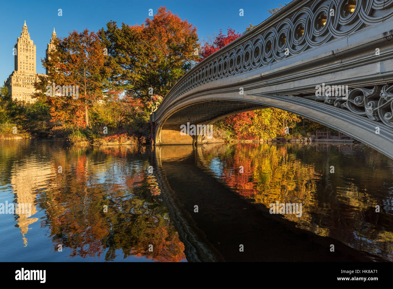 Autunno a Central Park sul lago con il ponte di prua. Vista la mattina con colorati fogliame di autunno sulla Upper West Side. Manhattan, New York City Foto Stock