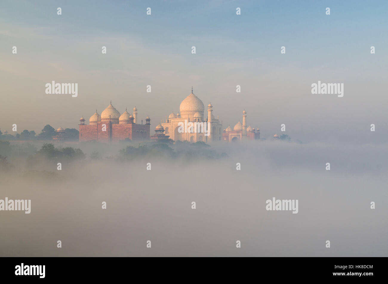 L'edificio più bello del mondo, il Taj Mahal, derivanti dalla nebbia oltre il fiume Yamuna nella prima luce del giorno nuovo Foto Stock