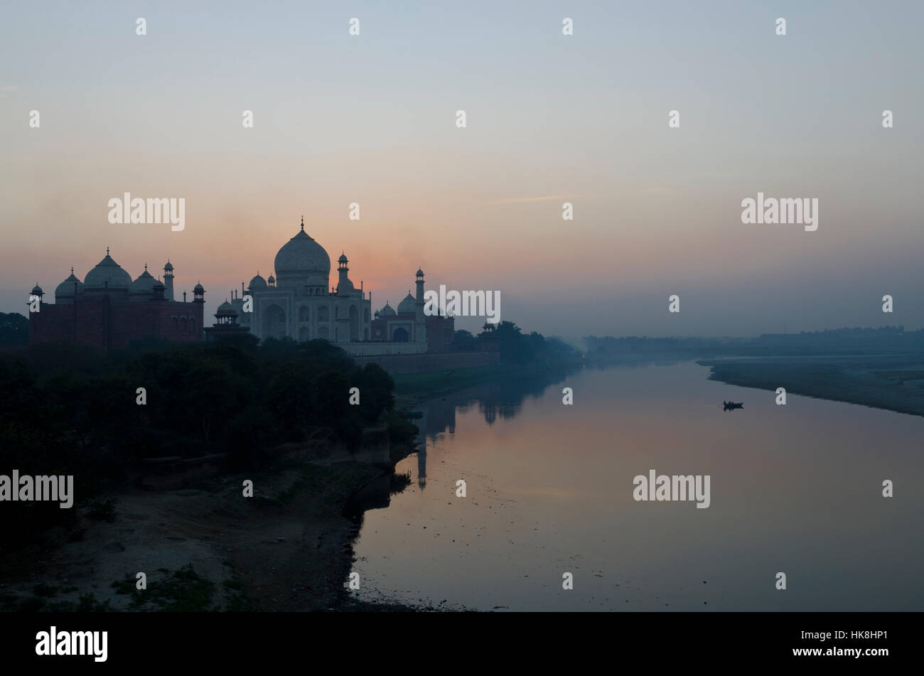 Tramonto su l'edificio più bello del mondo, il Taj Mahal, situato presso il fiume Yamuna Foto Stock