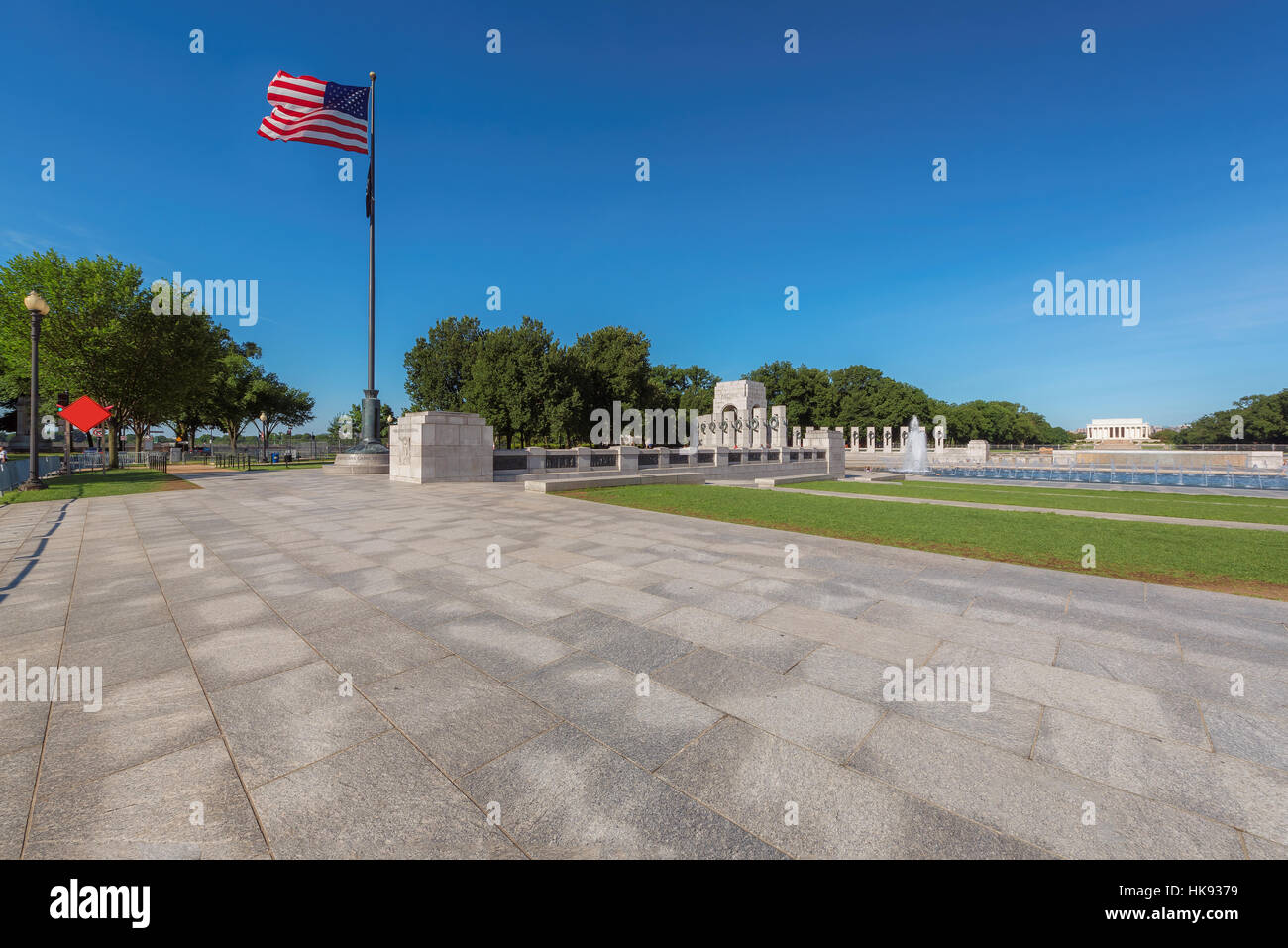 Visualizzare il memoriale di guerra, il Lincoln Memorial e la bandiera americana su una mattina d'estate, Washington DC. Foto Stock