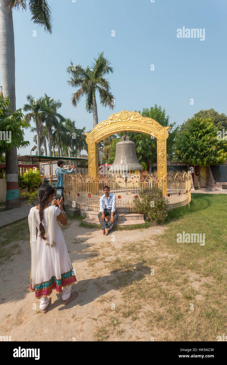 Campana del Dharma fondata da Tarthang Rinpoce a Mulagandha Kuti Vihar, Sarnath, Uttar Pradesh, India Foto Stock