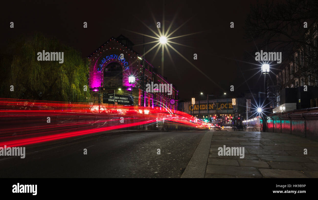 I percorsi della luce a Londra di notte durante il periodo natalizio. Foto Stock