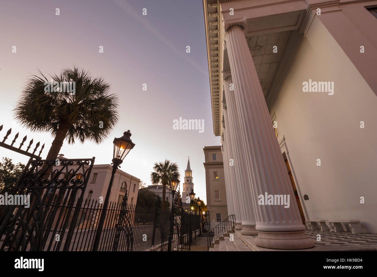 Società HIBERNEAN HALL lanterne a gas Saint Michaels chiesa di Charleston, Carolina del Sud e Stati Uniti d'America Foto Stock