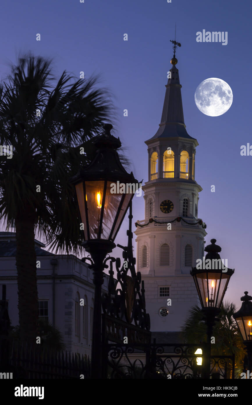 Lanterne A GAS DI SAN MICHELE guglia della chiesa di Charleston, Carolina del Sud e Stati Uniti d'America Foto Stock