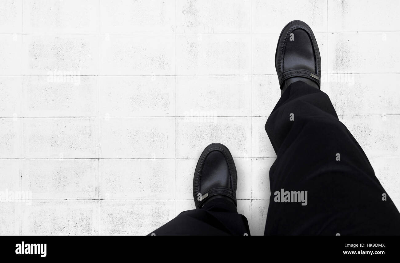 Piedi di uomini di affari continuare a camminare in avanti Foto Stock