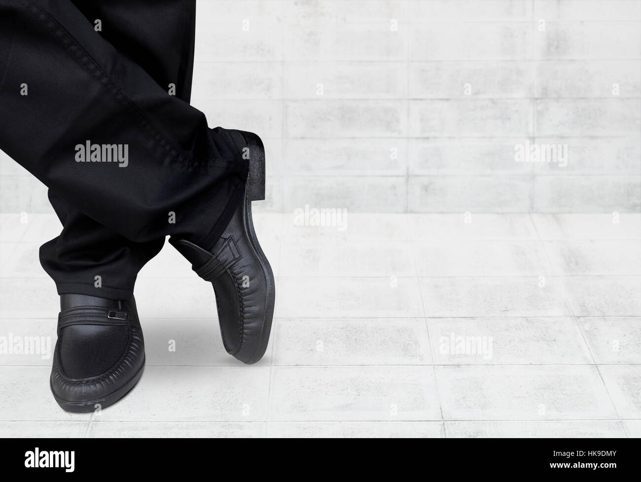 Piedi di uomini di affari aspettare qualcosa Foto Stock