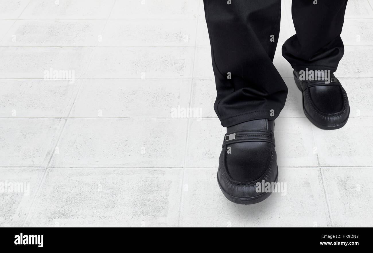 Gli uomini d' affari piedi e camminare venite in Foto Stock