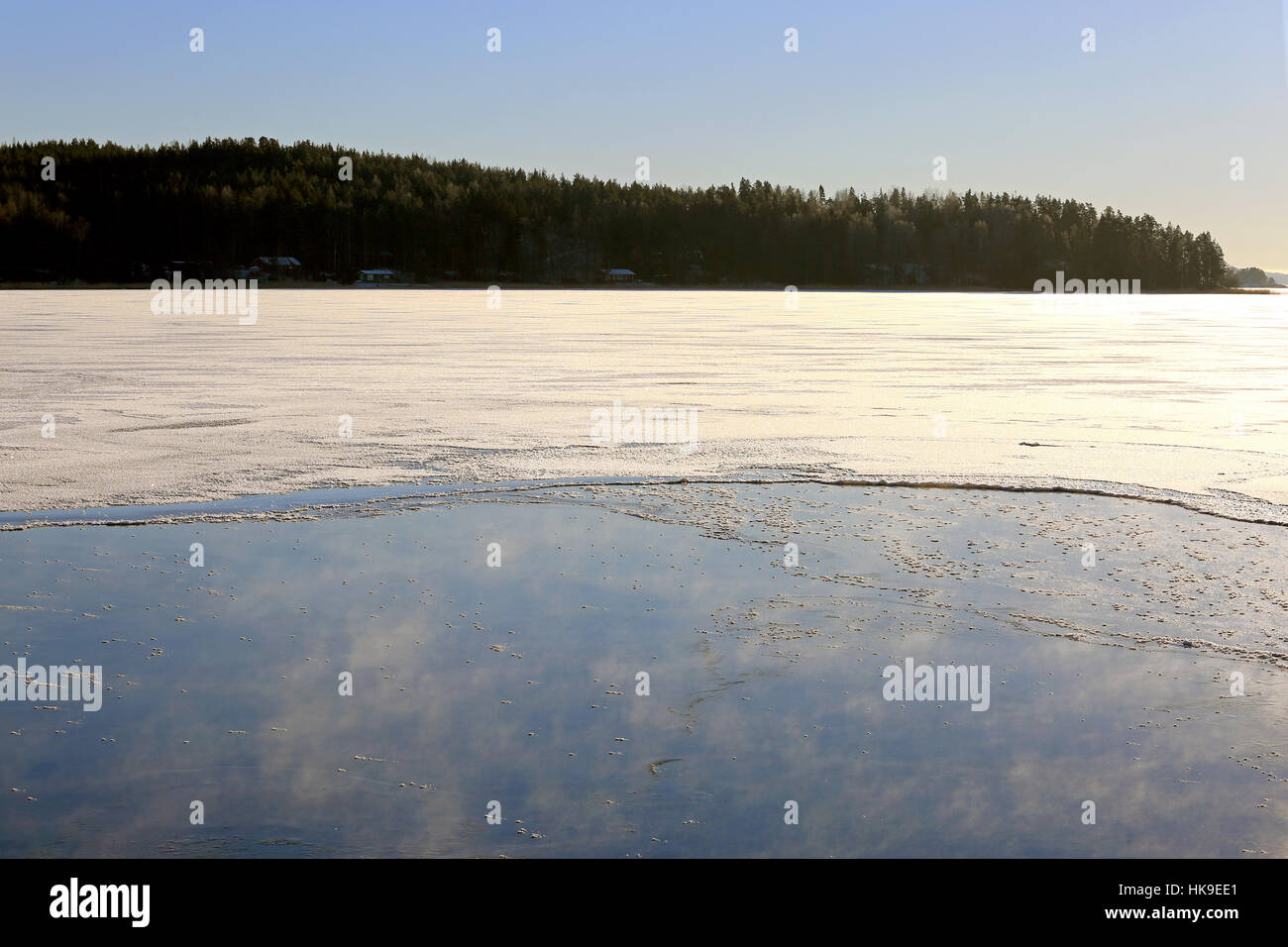 Il vapore si solleva dal congelamento mare su una molto fredda e limpida giornata di inverno in Finlandia. Foto Stock