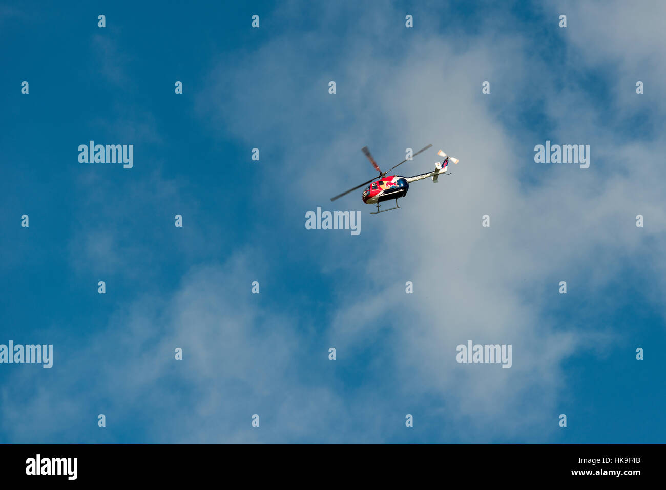 Un elicottero sta eseguendo acrobazie in aria Foto Stock