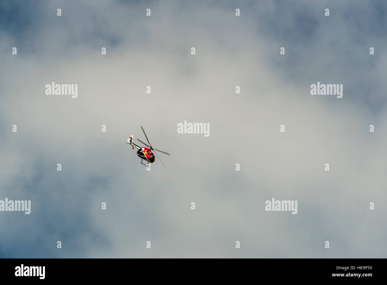 Un elicottero sta eseguendo acrobazie in aria Foto Stock