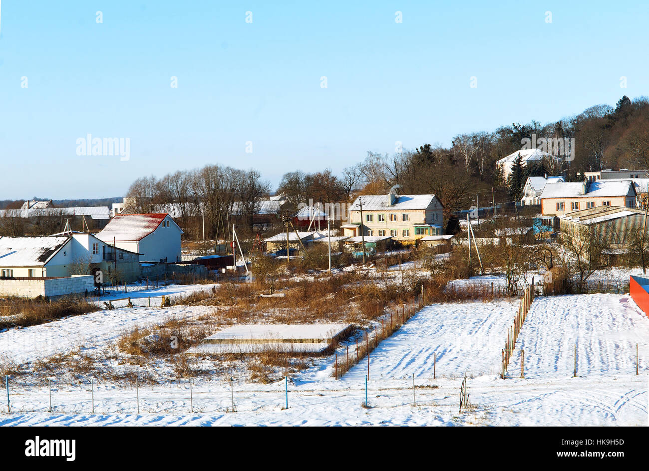 La vista dalla finestra il pittoresco villaggio di case con tetti colorati Foto Stock