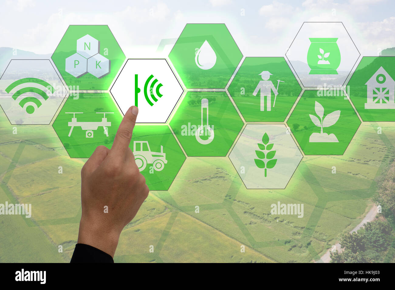 Internet delle cose(l'agricoltura concetto),smart farming,l'agricoltura industriale.Il Contadino PUNTO mano Per utilizzare la realtà aumentata la tecnologia per il controllo del monitor , Foto Stock