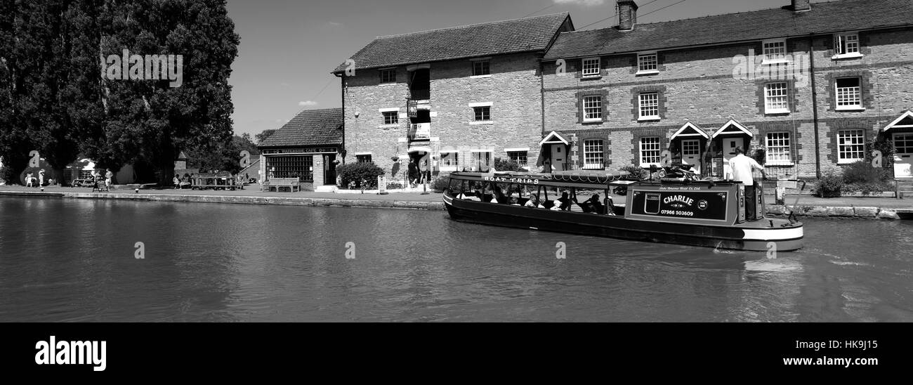 Narrowboats sul Grand Union Canal, Stoke Bruerne canal nazionale museo, Northamptonshire, Inghilterra; Gran Bretagna; Regno Unito Foto Stock