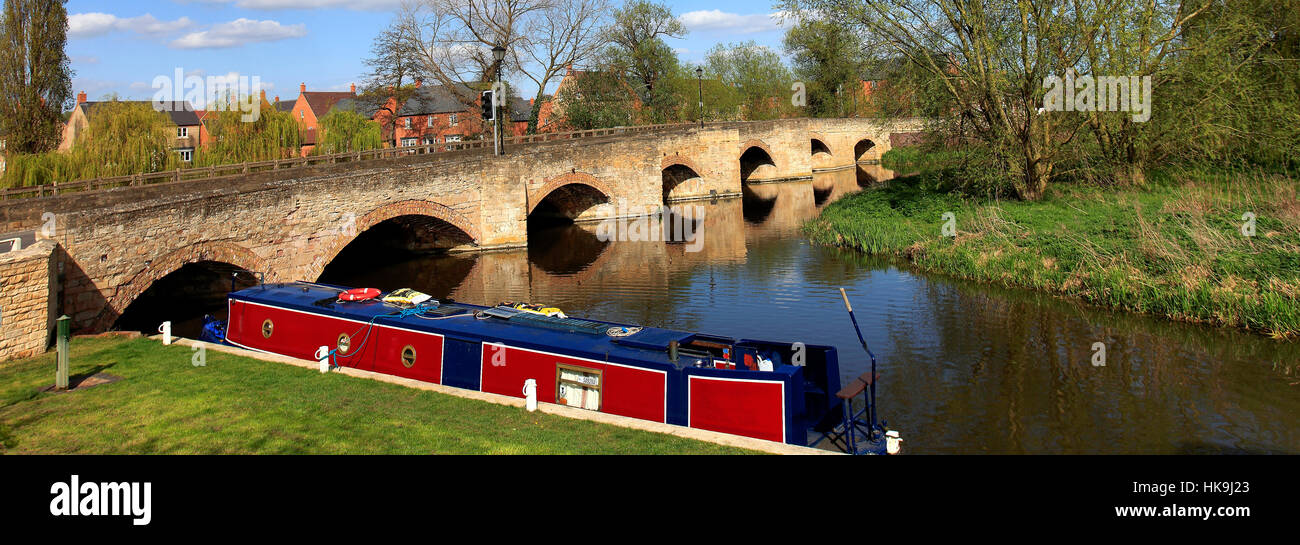 Molla, Maggio, Giugno, ponte sul fiume Nene, Islip town, Northamptonshire, Inghilterra Foto Stock
