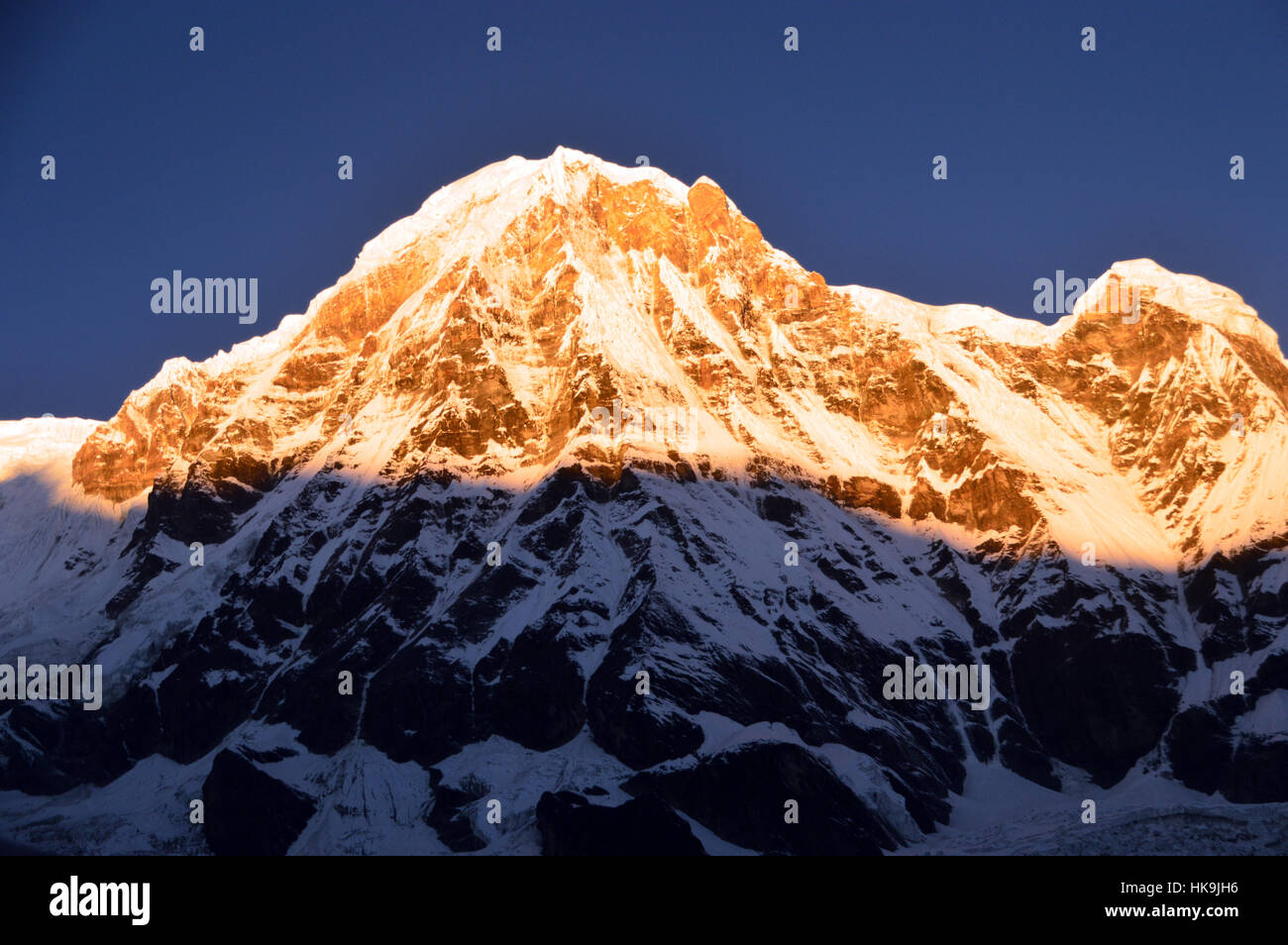 Alba sul Monte Annapurna a sud di Annapurna base camp (ABC) Santuario Annapurna Himalaya,, Nepal, Asia. Foto Stock