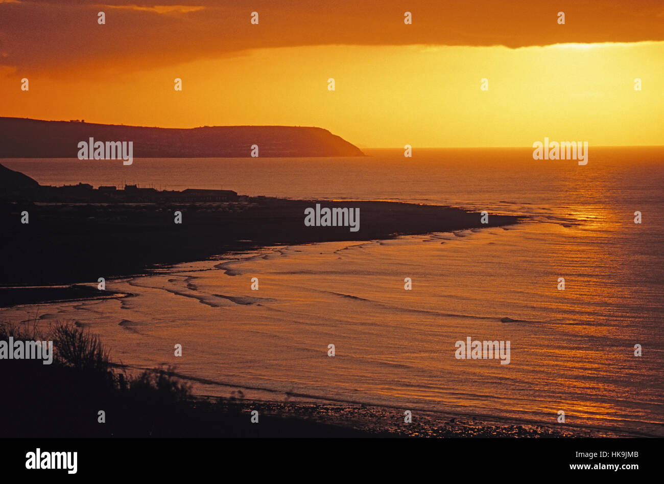 Cardigan Bay al tramonto sulla costa occidentale del Galles. Foto Stock