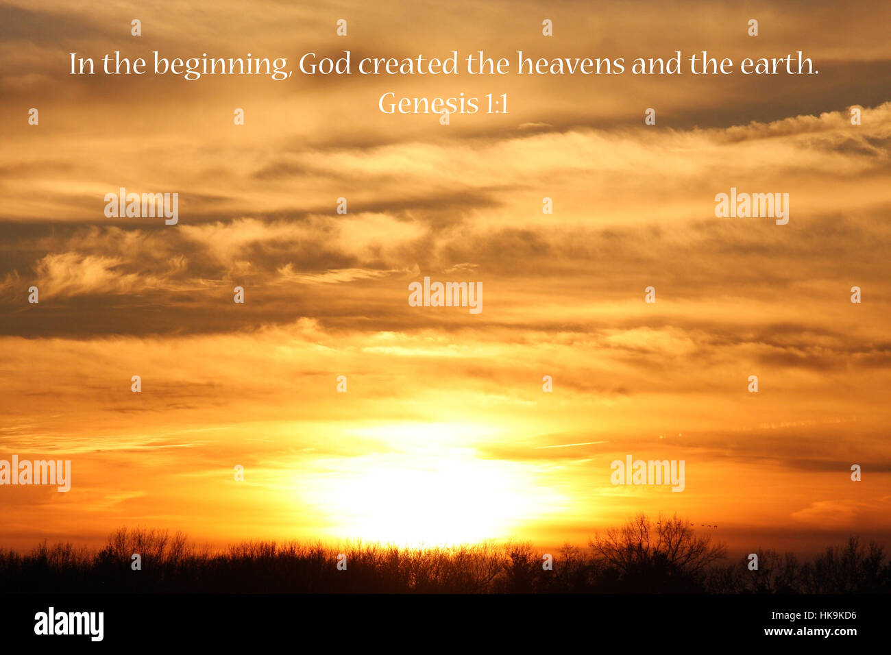 All'inizio. Versetto biblico su un tramonto. Foto Stock