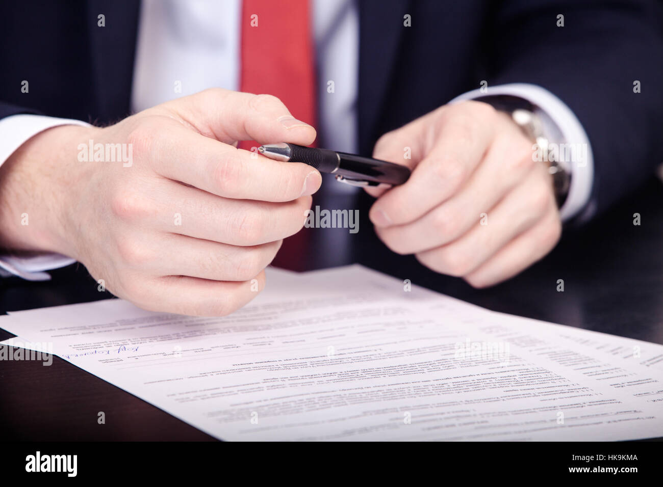 Accordo commerciale firma, imprenditrice calligrafia firma sul documento contrattuale a scrivania da ufficio Foto Stock