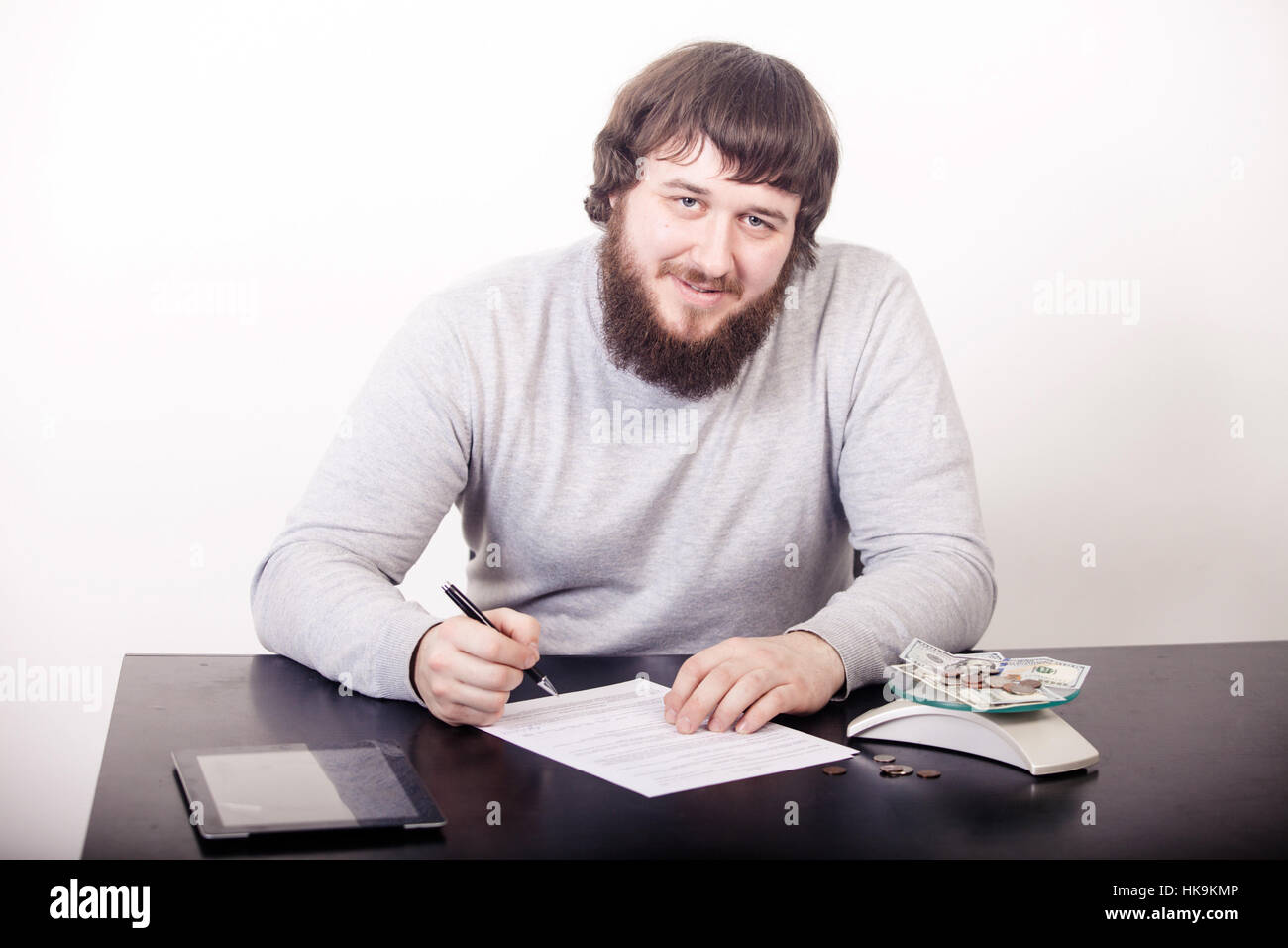 Accordo commerciale firma, imprenditrice calligrafia firma sul documento contrattuale a scrivania da ufficio Foto Stock