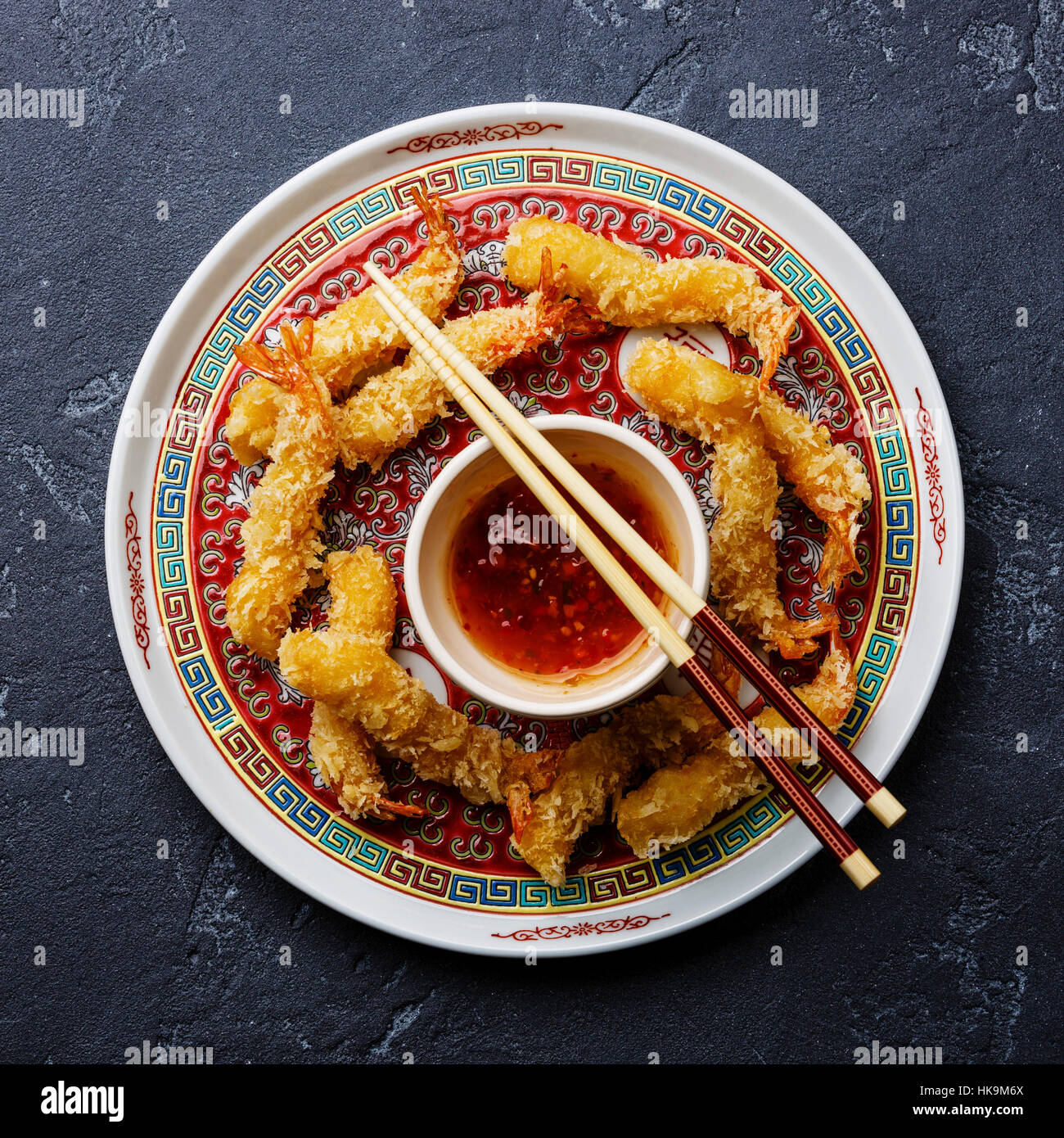 Deep panate in tempura di gamberi gamberetti con salsa al nero su sfondo di pietra Foto Stock