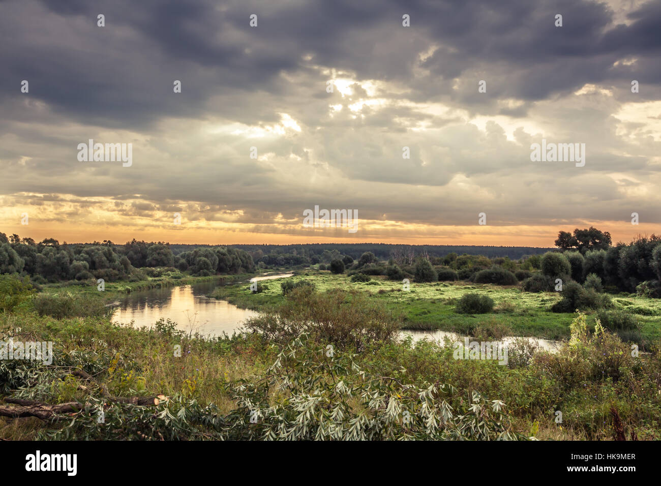 La vibrante bellissimo paesaggio rurale con drammatica cielo e fiume durante il Sunrise in mattina presto Foto Stock