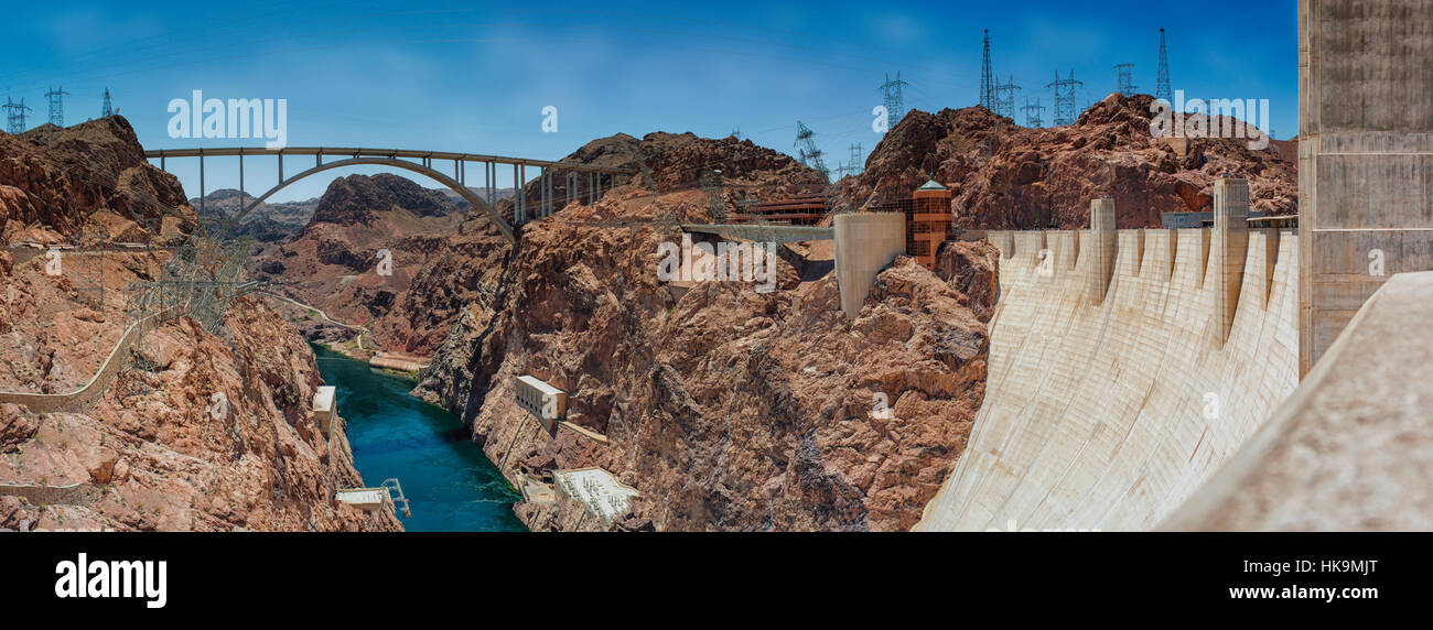Un colorato,giorno,immagine panoramica di Hover dam,il Fiume Colorado e il recentemente completato il ponte di arco sulla HWY.US 93 Foto Stock
