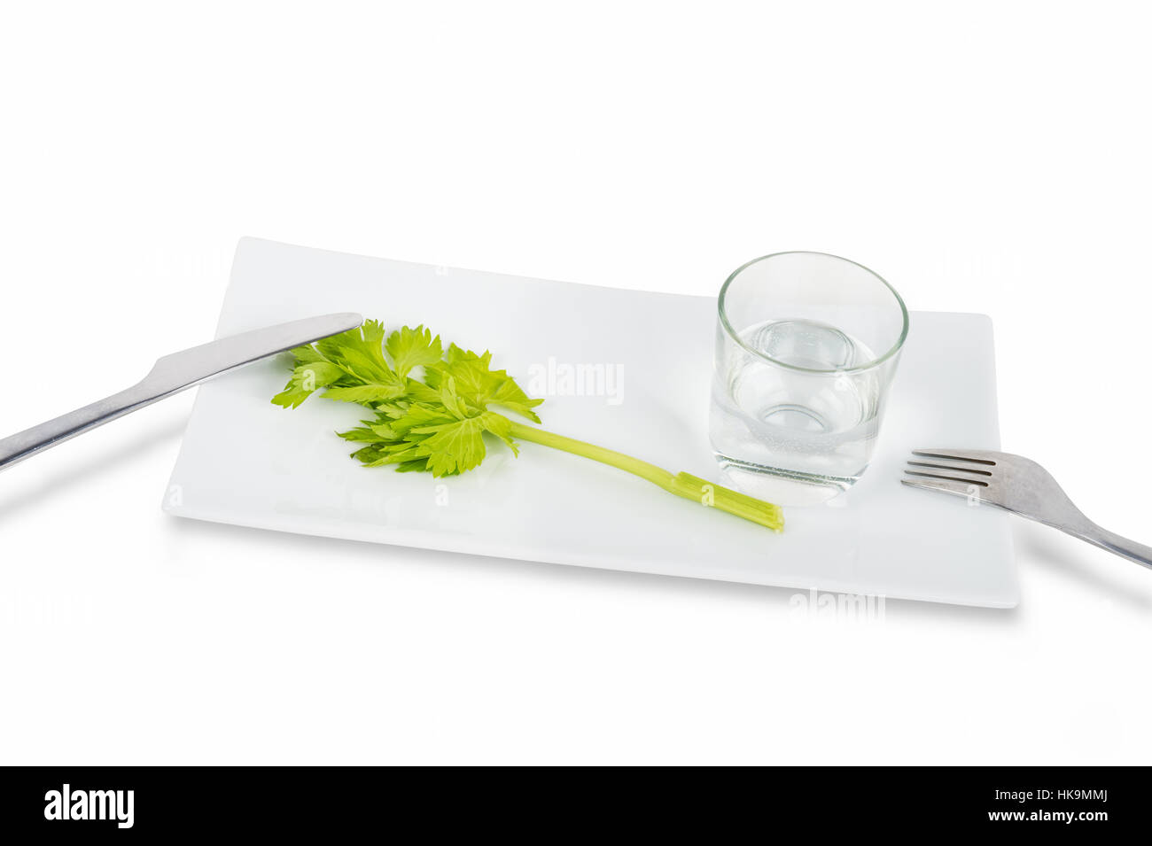 Gambo di sedano e un bicchiere di acqua isolati su sfondo bianco. Simbolo di  disordine alimentare e anoressia Foto stock - Alamy