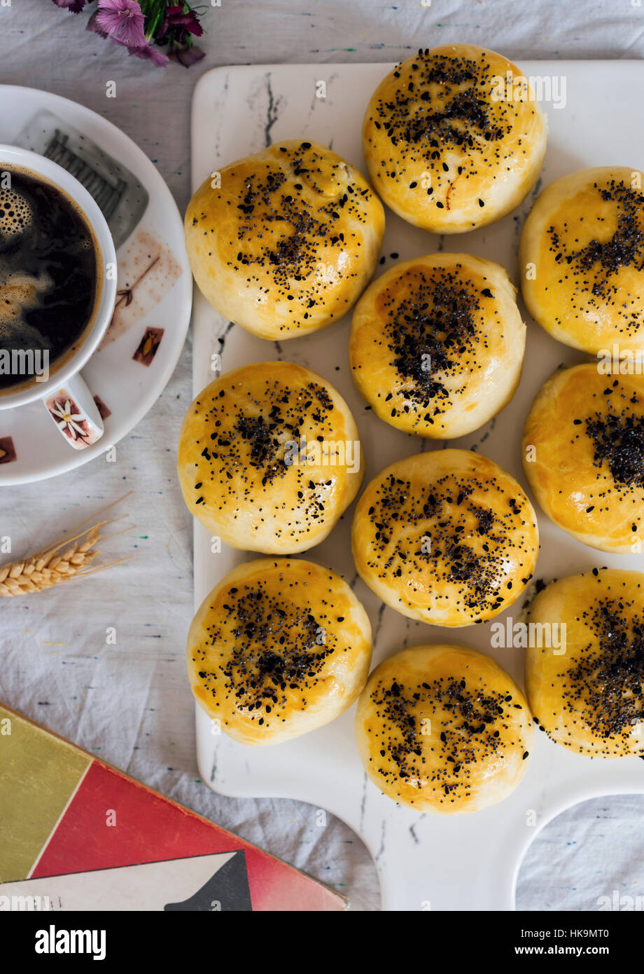 Bagno turco focaccine farcite con feta e prezzemolo e servite su un bordo e accompagnata da una tazza di caffè. Foto Stock