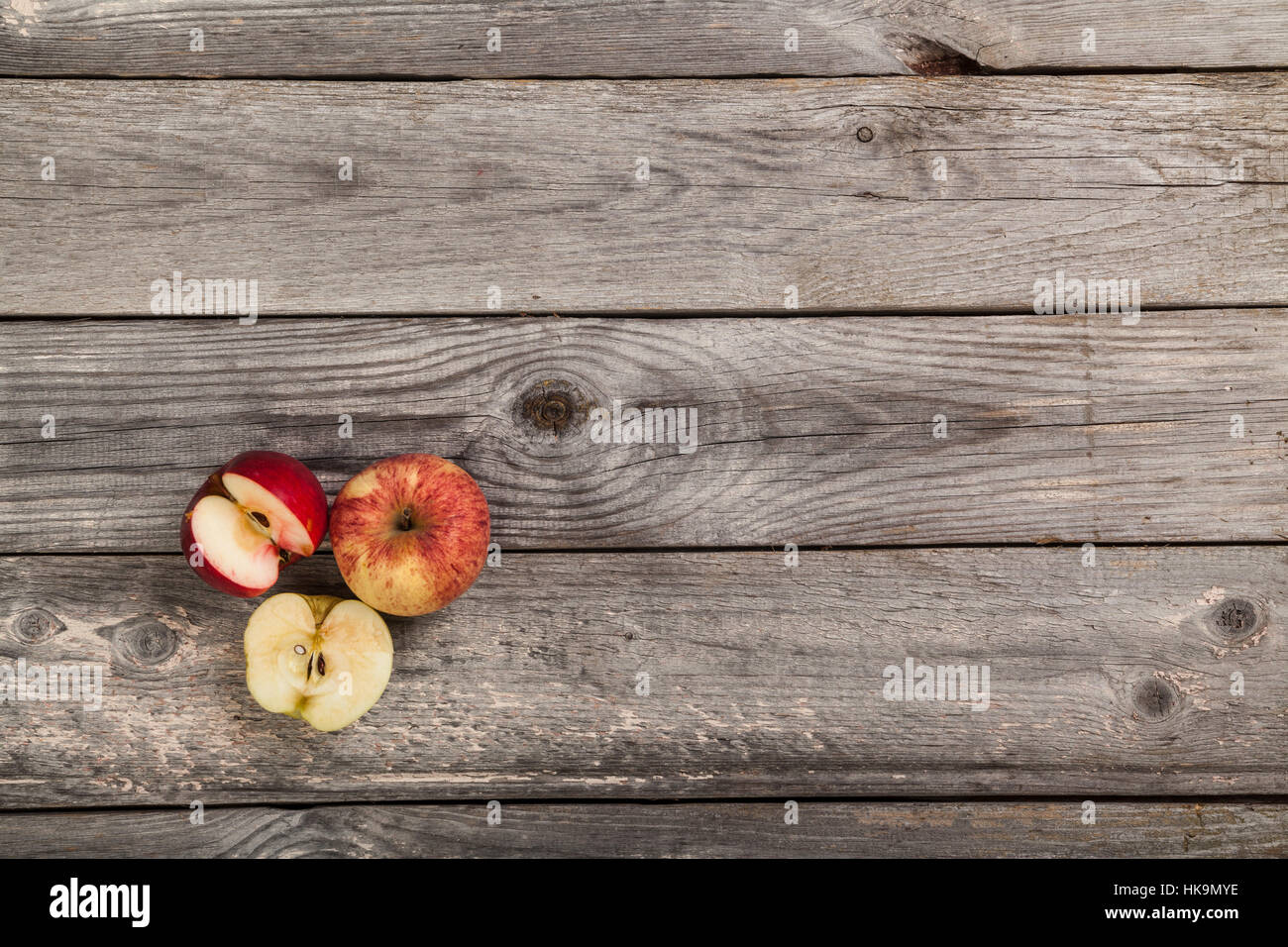 Mele sul grigio di vecchi assi tavolo in legno Foto Stock