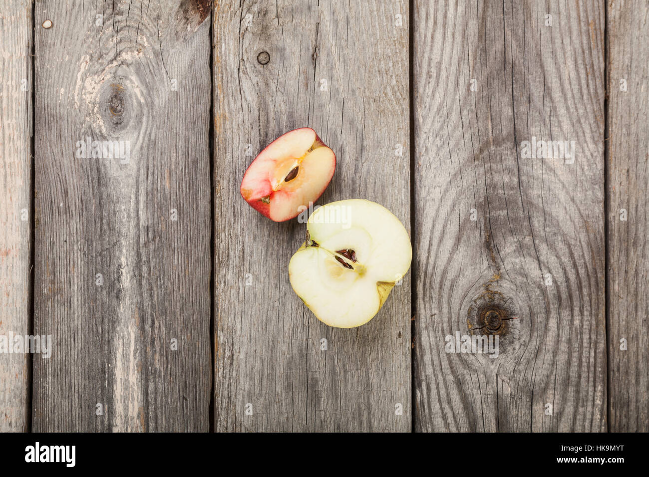 Mele sul grigio di vecchi assi tavolo in legno Foto Stock