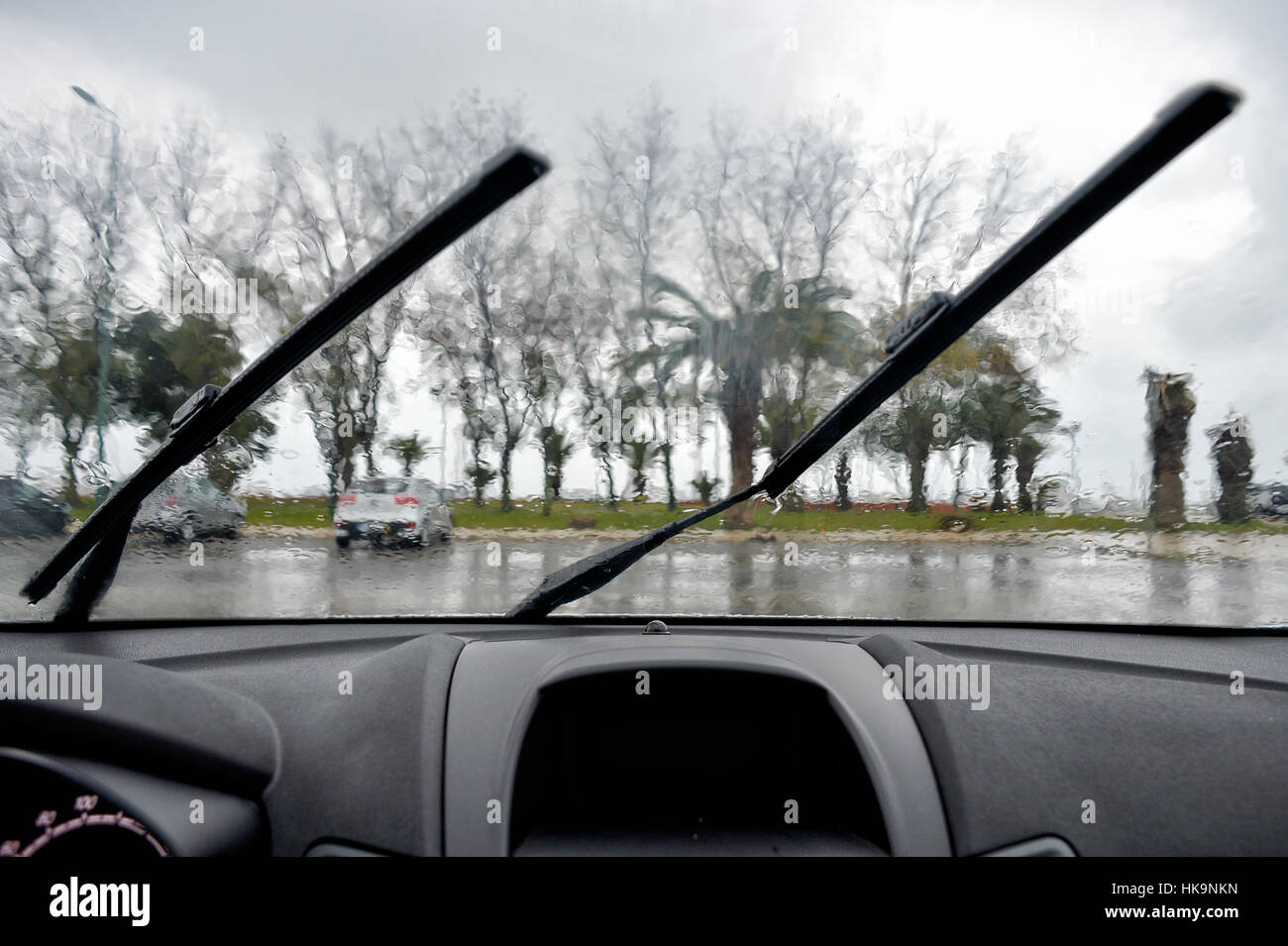 La guida sotto la pioggia con il tergivetro del parabrezza Foto Stock