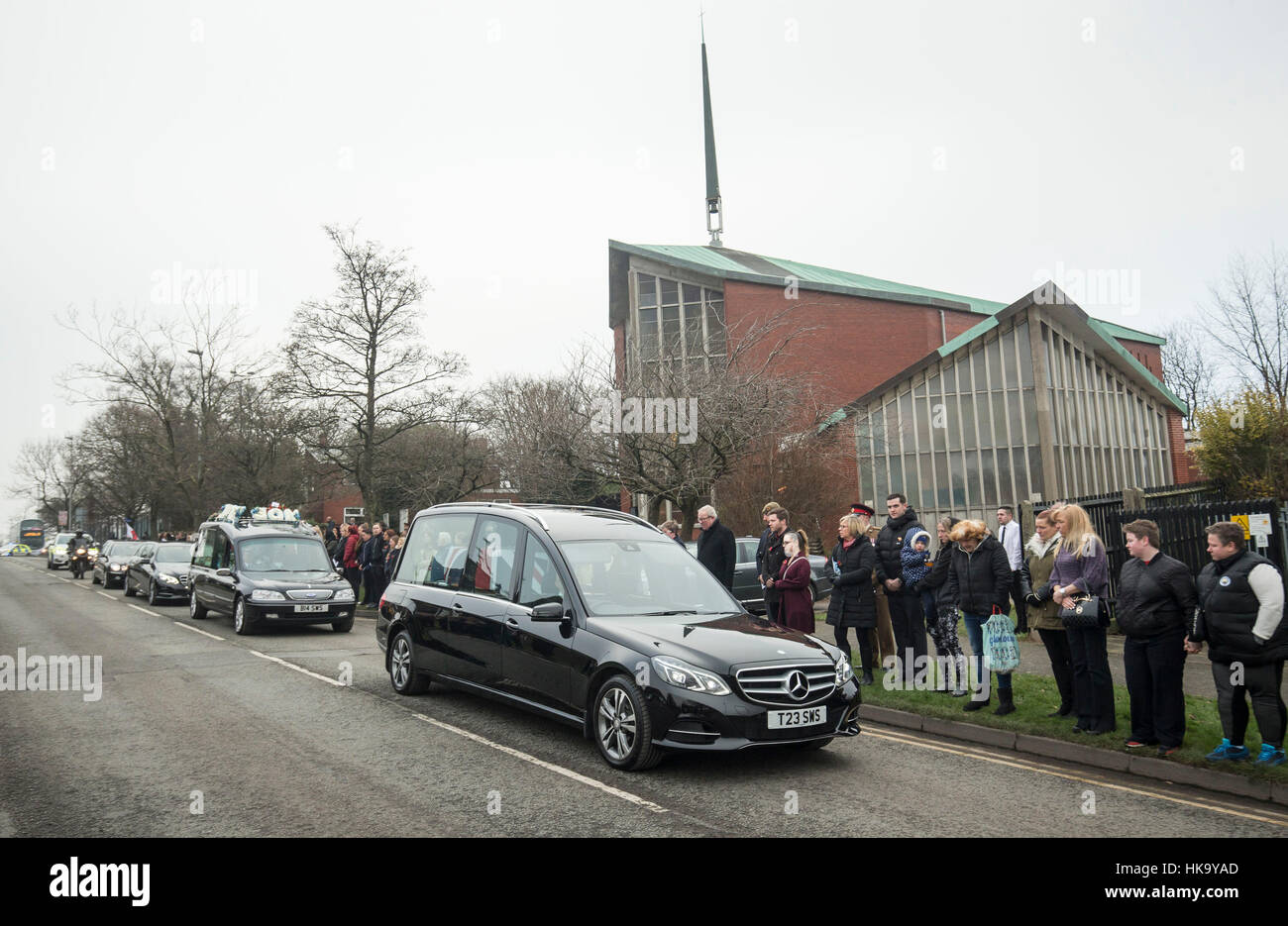 Il corteo funebre per il caporale Scott Hetherington al di fuori di tutti i santi e i martiri chiesa in Middleton, Greater Manchester a seguito di un funerale militare. Foto Stock