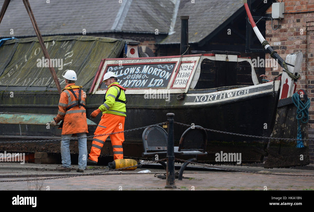 119-anno-vecchio narrowboat 'Northwich' è spostato dall'acqua alla banchina di sottoporsi ad interventi di conservazione presso il National Waterways Museum in Gloucester Docks. Foto Stock