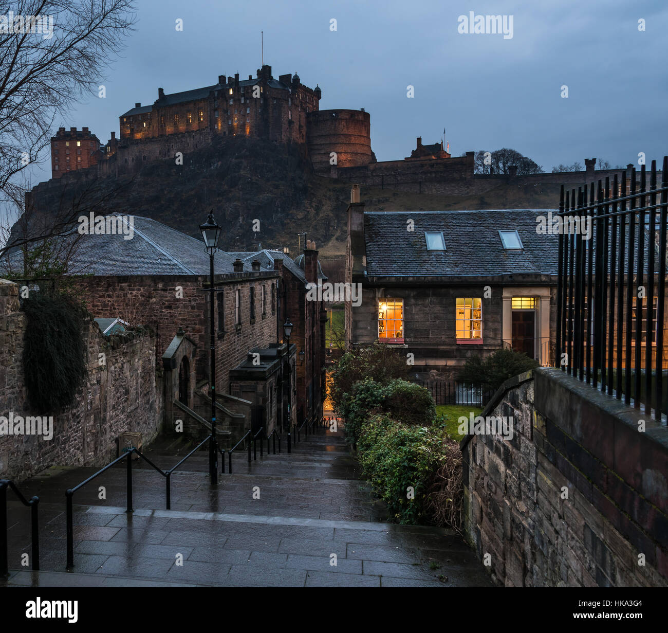 Il Vennel e il Castello di Edimburgo di un vecchio passaggio a gradini che portano alla zona di Grassmarket di città Foto Stock